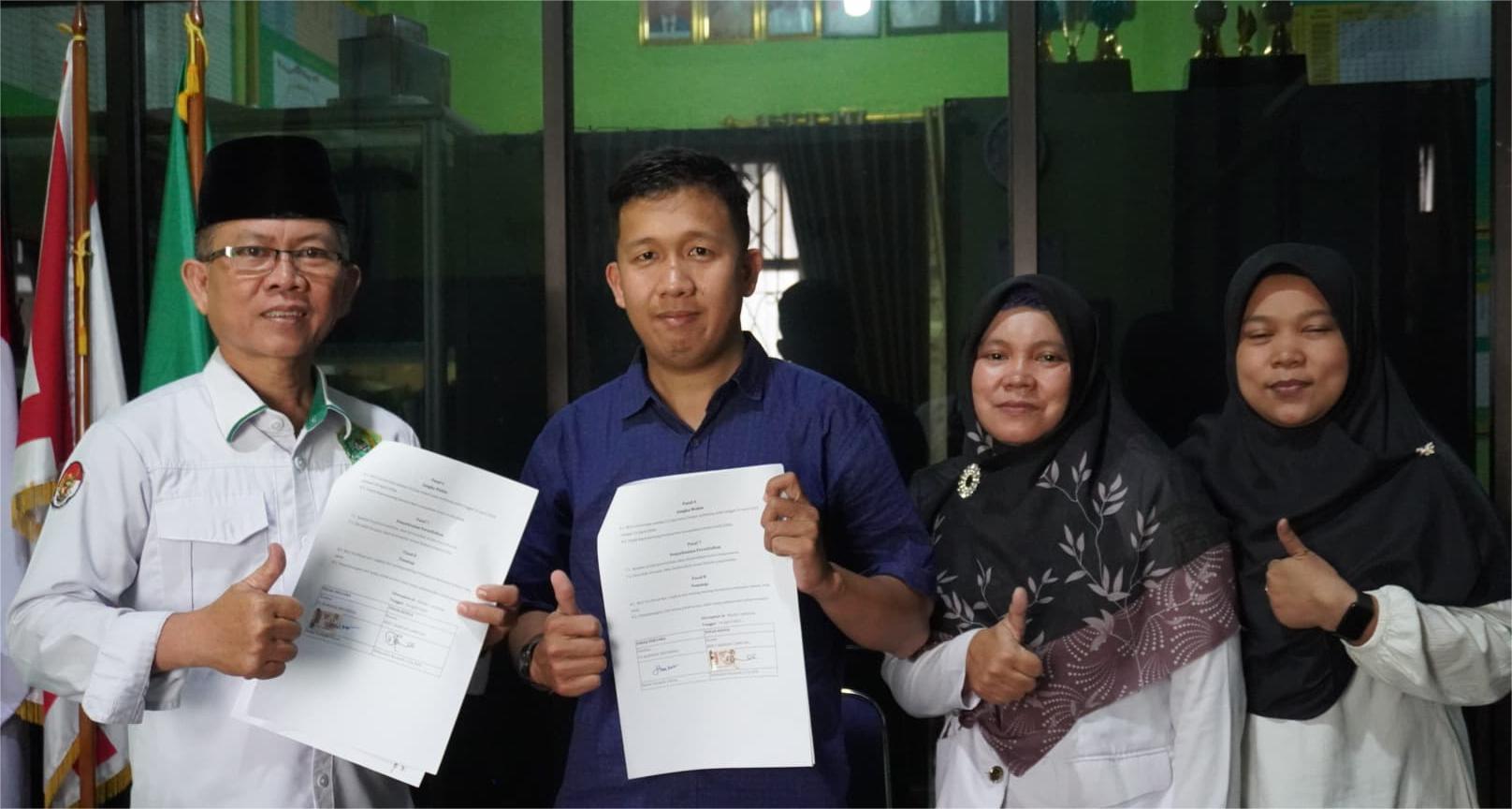 Penandatanganan berkas MoA oleh Kepala MIN 1 Bandar Lampung Hizbuddin Burmelli bersama Direktur CV Almaira Indonesia Hendi Kusnadi, S.Kom.